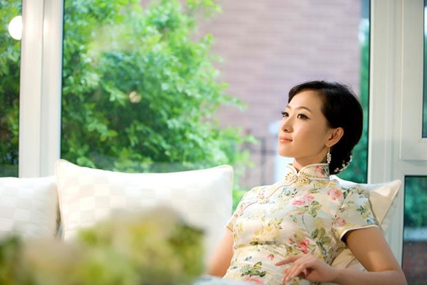 精致旗袍美图—风定落花香