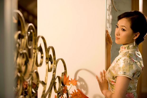 精致旗袍美图—风定落花香