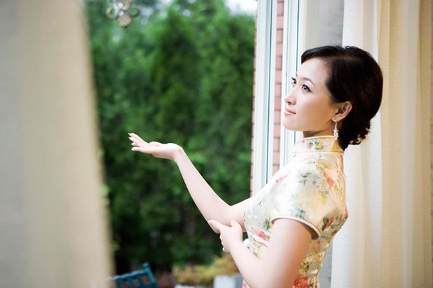 精致旗袍美图—风定落花香