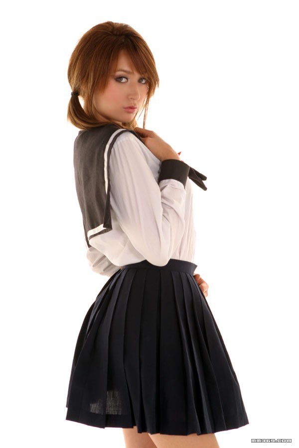 混血美女莉亚·迪桑学生制服装