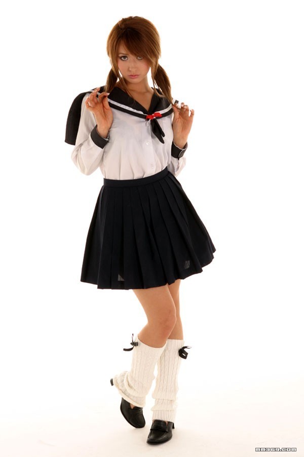 混血美女莉亚·迪桑学生制服装