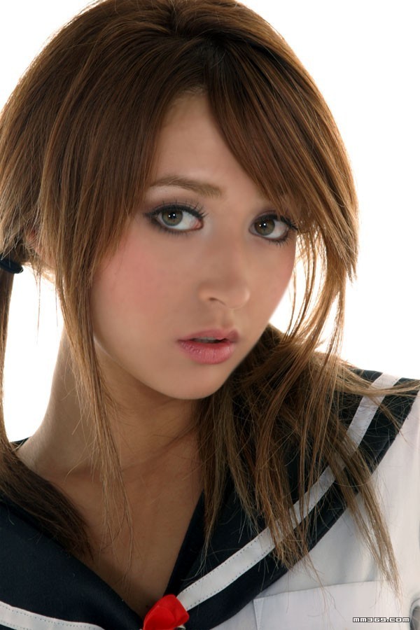 混血美女莉亚·迪桑学生制服装