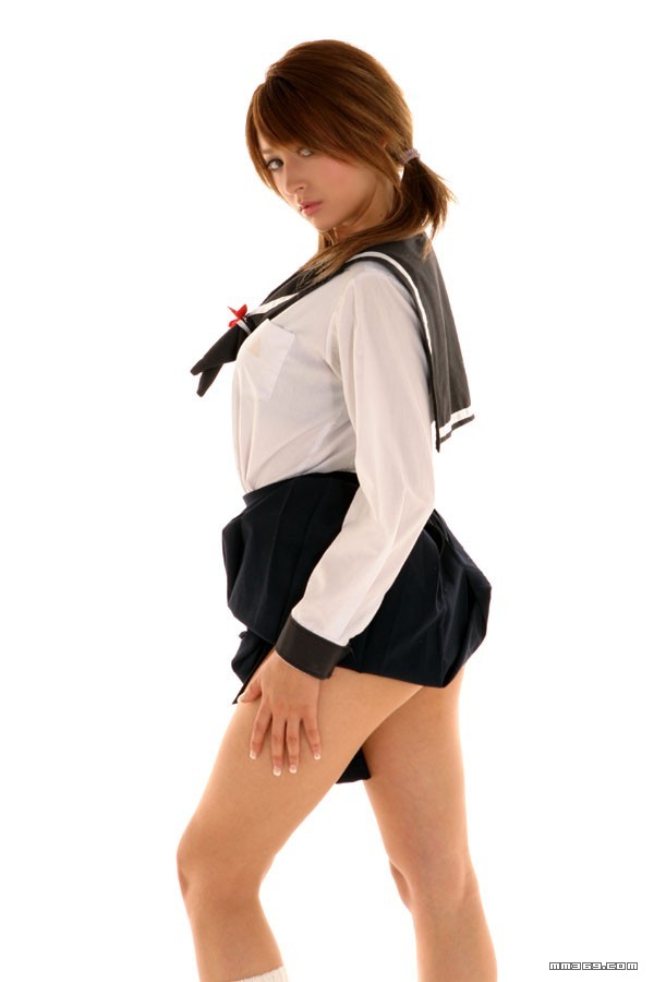 混血美女莉亚·迪桑学生制服装