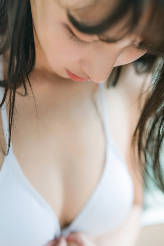 气质玉女宓兔兔性感比基尼制服诱惑