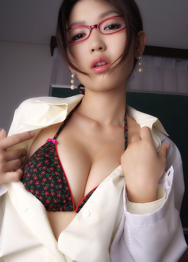 日本美少女木嶋のりこ红色网袜诱惑