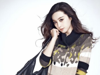 著名女星范冰冰休闲装挎包桌面壁纸