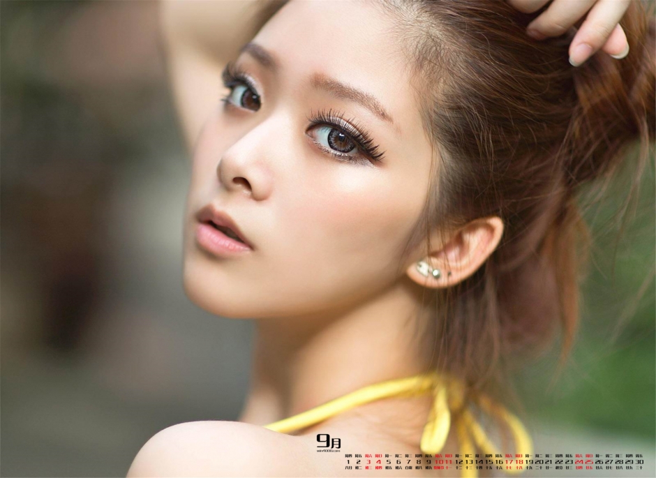 咬着树叶的清纯美少女妹子小酥胸的性感写真高清图片壁纸