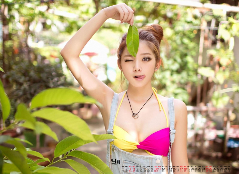 咬着树叶的清纯美少女妹子小酥胸的性感写真高清图片壁纸