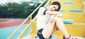 运动场上的美女，运动装，青春，可爱，微笑，女生，壁纸