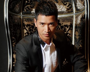 人气型男何晟铭桌面主题壁纸