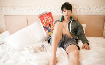 太阳的后裔男主宋仲基帅气时尚写真桌面壁纸