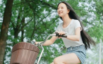 长发清纯美女户外写真壁纸