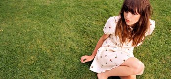 漂亮女孩，美女，可爱，小清新，裙子，草地，桌面壁纸