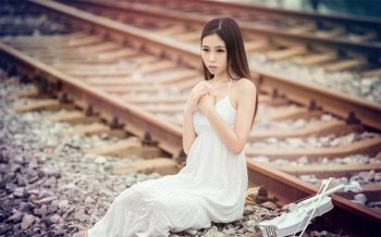 非主流意境铁轨白衣美女唯美写真桌面壁纸