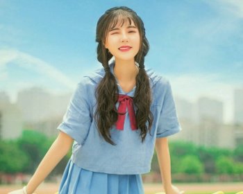 清纯美女户外写真高清桌面壁纸