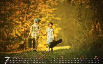 2015年7月日历精选男孩牵手女孩的秋天意境电脑壁纸下载