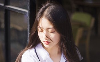 清纯美女户外自然治愈唯美写真图片桌面壁纸