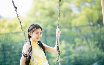 双马尾少女荡秋千清新写真电脑图片