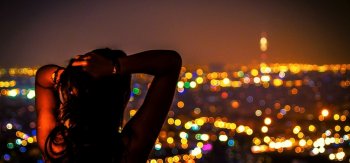 城市夜晚，女孩，心情，霓虹灯光，桌面壁纸