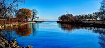 秋天，树木，海滩，石头，蓝色天空，风景壁纸