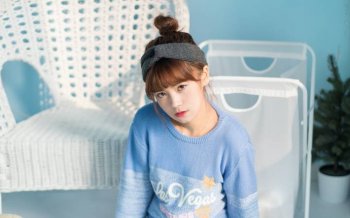 丸子头可爱韩系少女写真桌面壁纸