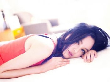 辛芷蕾清新活泼桌面壁纸