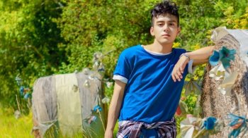 曾舜晞帅气田野户外写真电脑壁纸