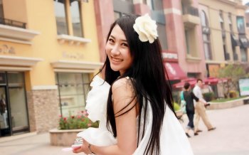 青春美女回眸一笑桌面壁纸