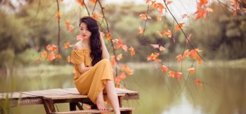 秋天，枫叶，树木，海边，小木桥，女孩，美女，长长卷发，橙色裙子，心情，桌面壁纸