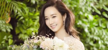 金敏瑞，美女写真，气质，鲜花，绿色植物背景，壁纸