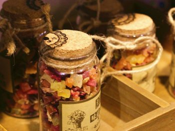 玻璃瓶静物文艺桌面壁纸