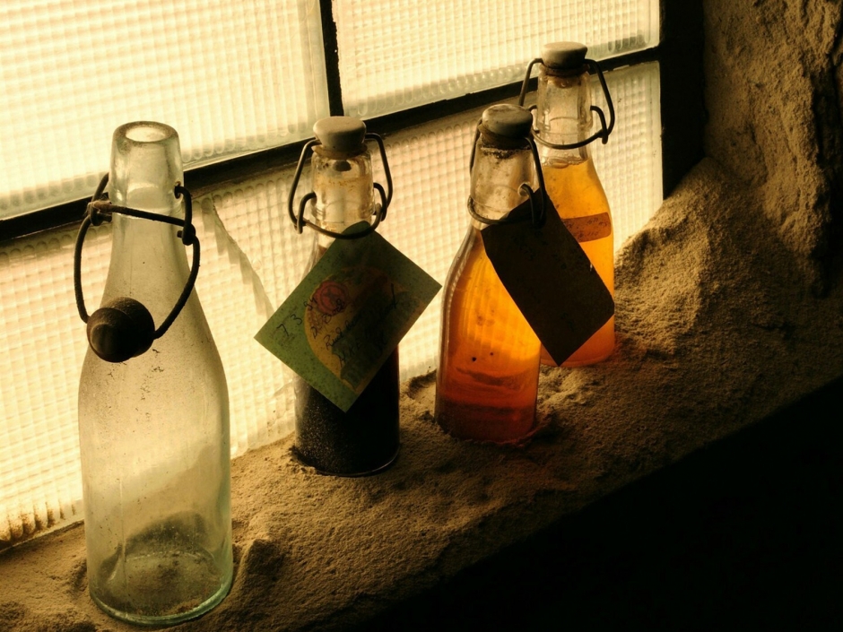 玻璃瓶静物文艺桌面壁纸