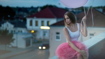 夜晚坐在房顶的女孩高清桌面壁纸下载