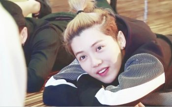 明星帅哥鹿晗电脑桌面壁纸