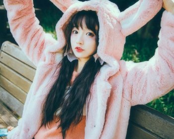 甜美少女冬日粉嫩写真宽屏壁纸图片