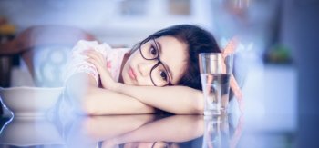 桌子,白开水,女孩,可爱,美女壁纸