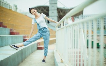 甜美校花运动场写真电脑桌面壁纸下载