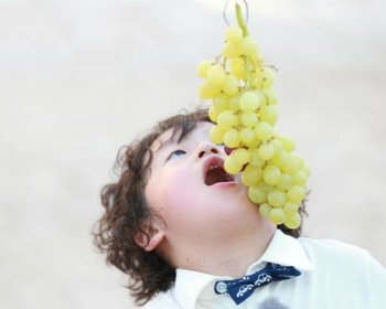 可爱轩轩吃葡萄图片壁纸大全