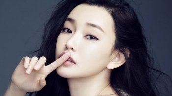 童菲白衬衫性感写真桌面壁纸下载