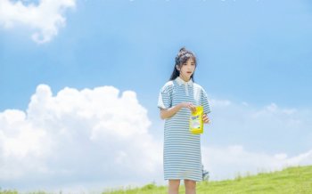 清纯可爱的美女户外小清新写真桌面壁纸