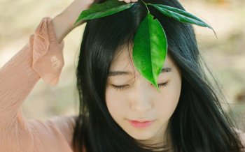 花与那女孩清纯美女秋天写真电脑壁纸下载