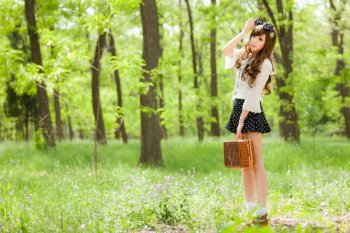 美女郊外青春气息写真壁纸