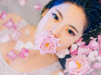 性感浴缸长发大眼美女写真宽屏电脑桌面壁纸下载4