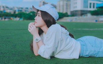 清纯美女户外写真壁纸图片