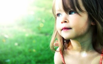 灿烂春光里的欧美小姑娘壁纸