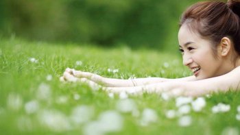 草地清纯美女壁纸大图