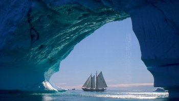 帆船在冰山下