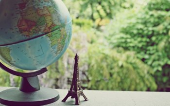 文艺复古地球仪宽屏壁纸下载