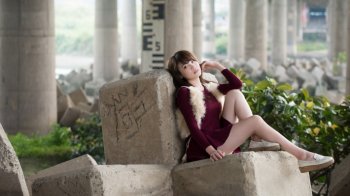 阳光美女写真桌面壁纸