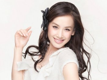 80后四小花旦之一黄圣依桌面壁纸